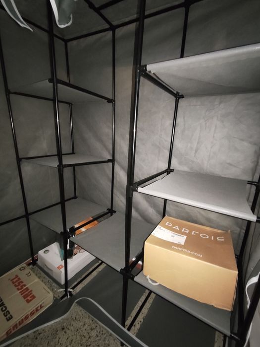 Armário canto tecido - pendurados e prateleiras