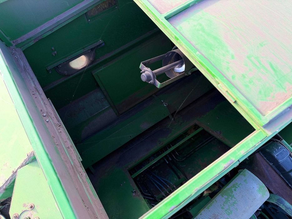 Комбайн John Deere 1052