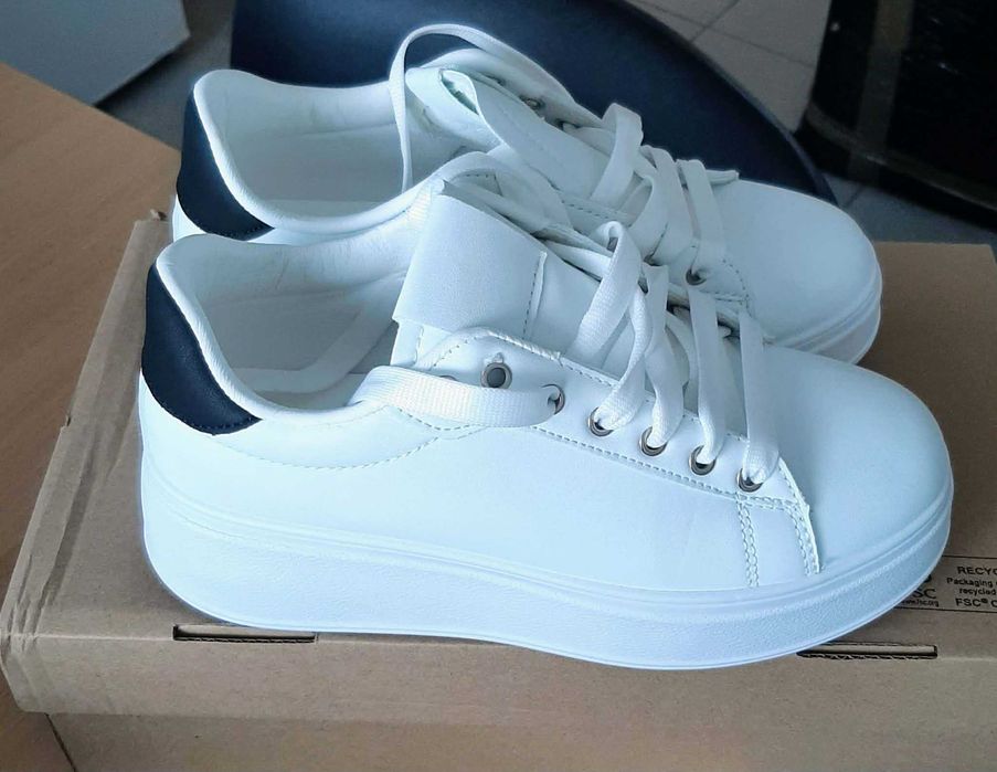 Białe sneakersy z czarnym akcentem r. 38 nowe