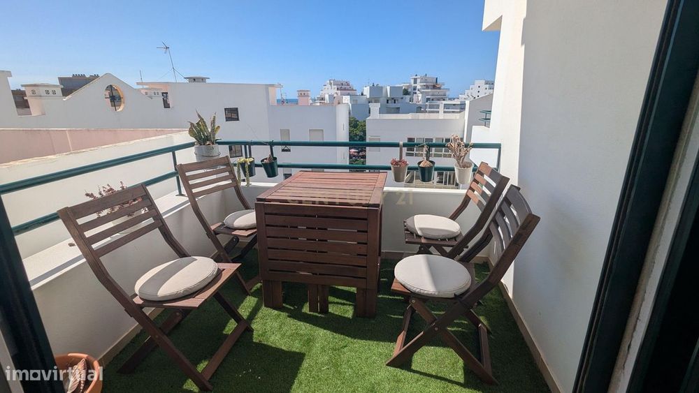 Apartamento T2 para Arrendamento em Quarteira | 1.450 €/mês | A 5 Minu
