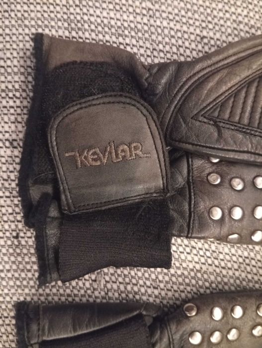 Luvas de moto em cabedal com pins metálicos