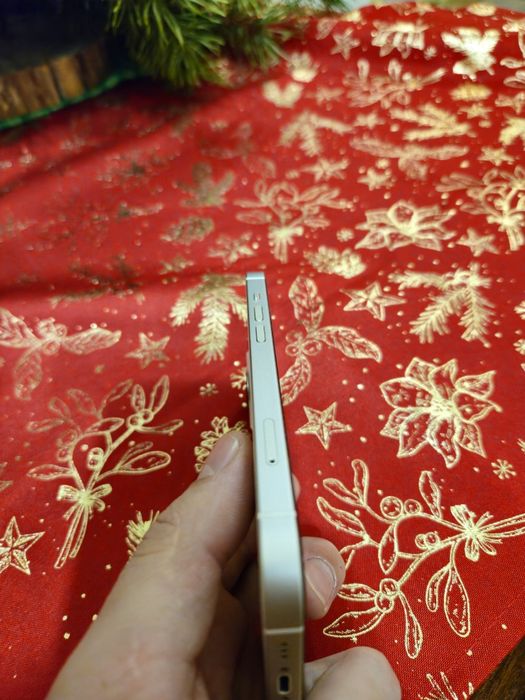 Продам Iphone 13