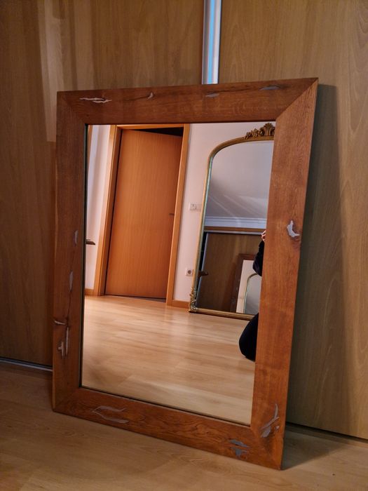 Espelho com moldura em madeira maciça