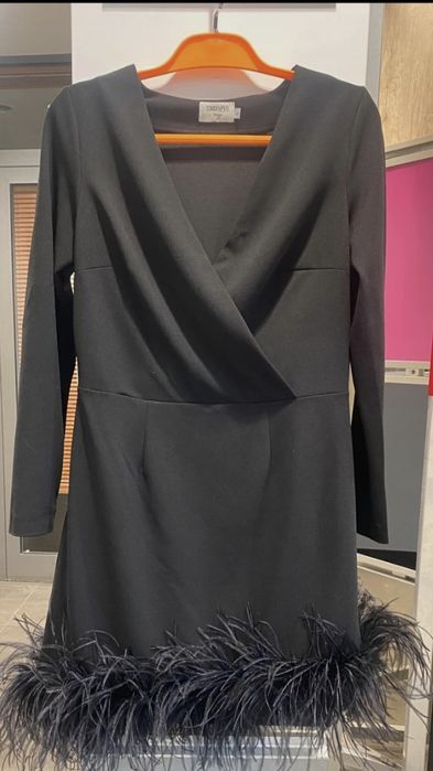 Sprzedam piękną sukienkę z piórami