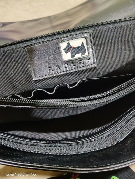 чорна сумка з натуральної шкіри від бренду Radley.