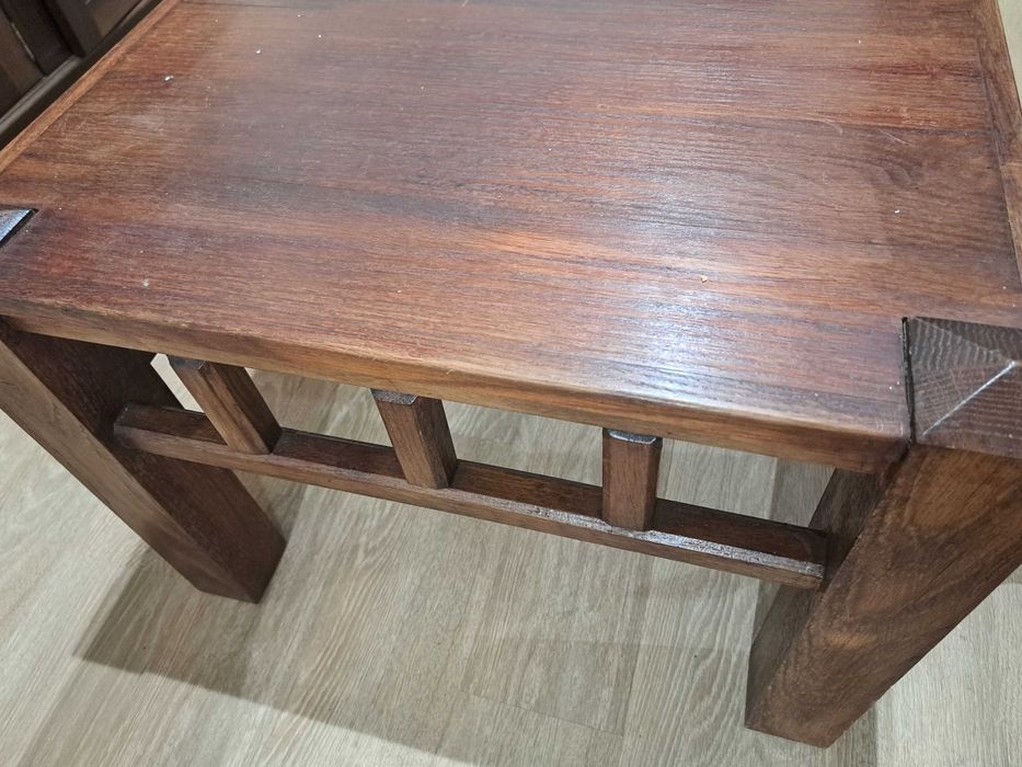 Mesa de madeira de sala