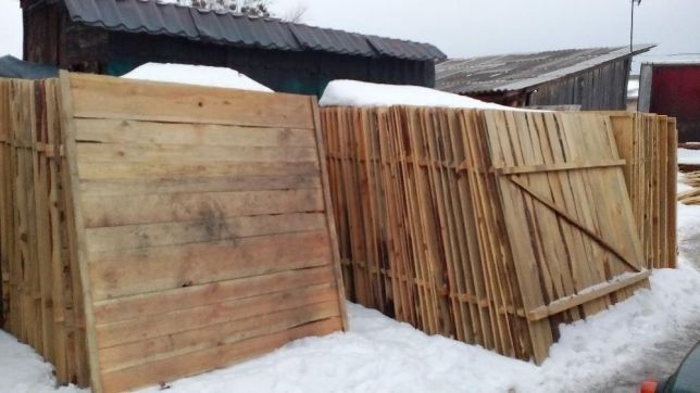 Будівельний паркан. Щит паркану. Тимчасовий паркан огорожа . Щит деревяний.