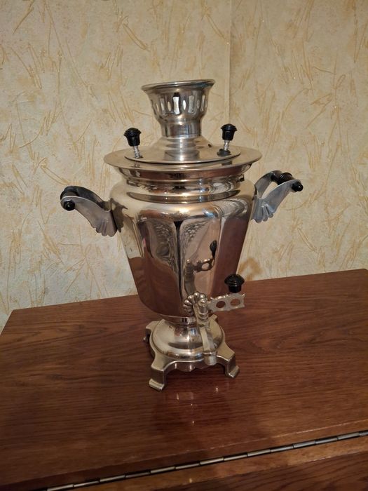 Продам оптом два сервізи, статуэтку, самовар