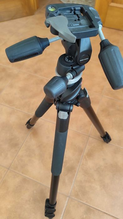 Tripé Manfrotto 3 secções em aluminio + Cabeça