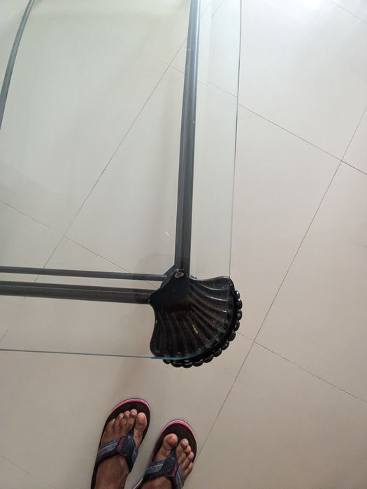 Mesa de centro em vidro e metal