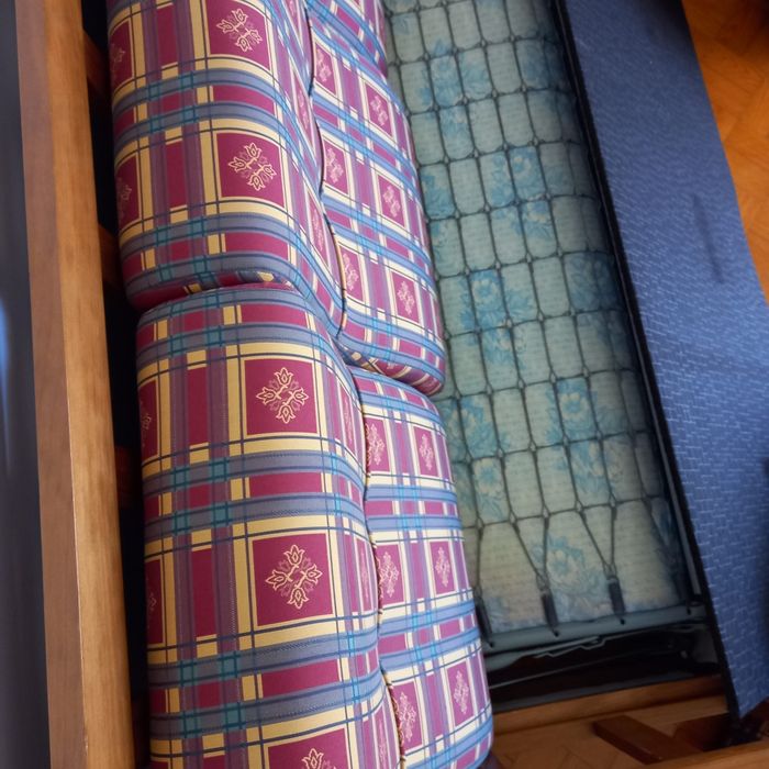 Conjunto de sofás em azul e vermelhos (estrutura de madeira)