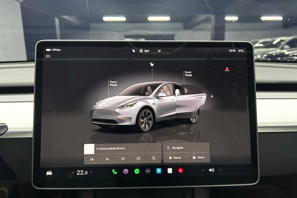 Tesla Model Y 2025