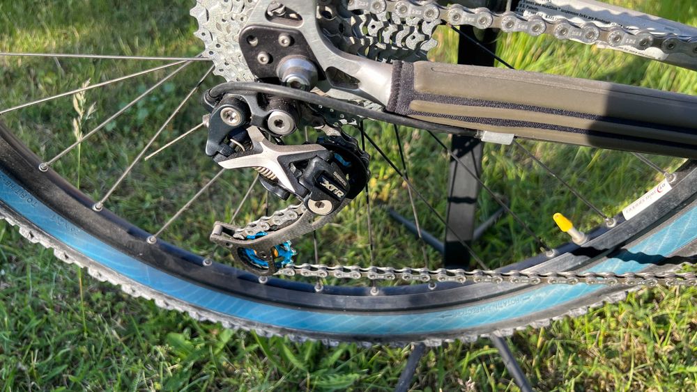 Rower na najlepszych podzespołach Cannondale lefty.