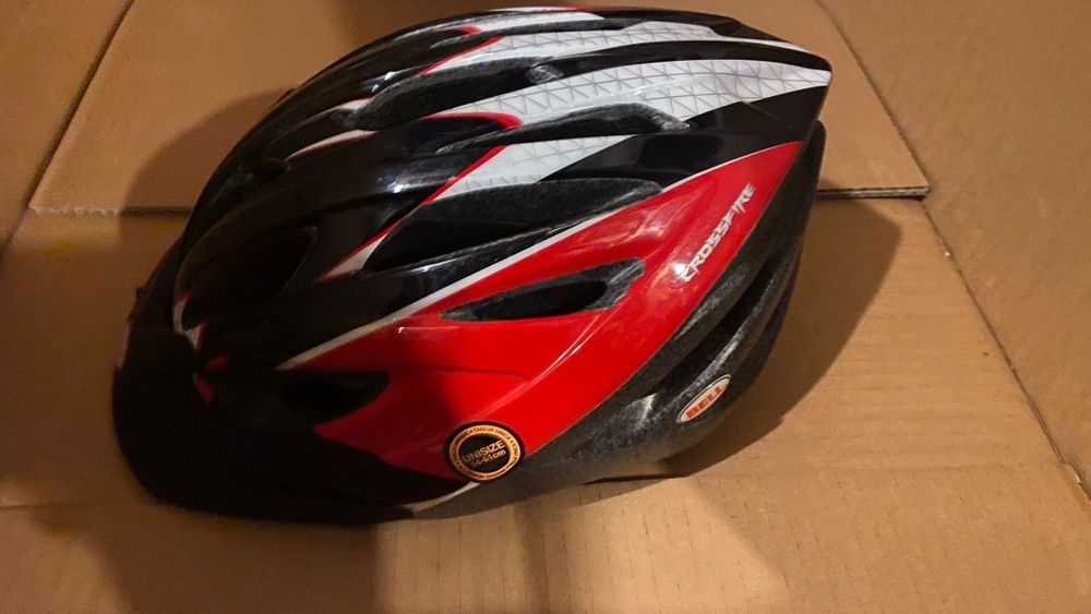 Capacete para bicicleta mais luvas e bolsa