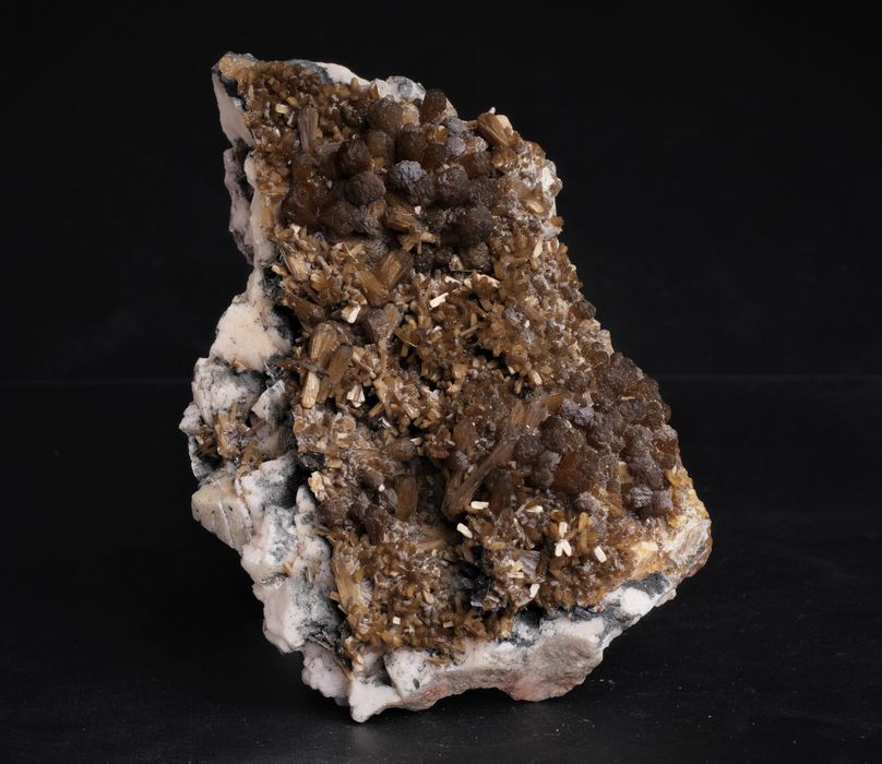 Albit, mikroklin, aksynit, stilbit (deśmin) – kokarda, Strzegom, Polska
