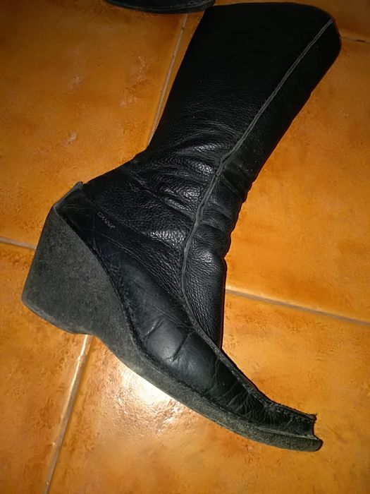 Botas de pele pretas em cunha