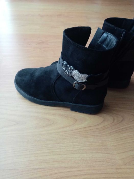 Bota pretas menina
