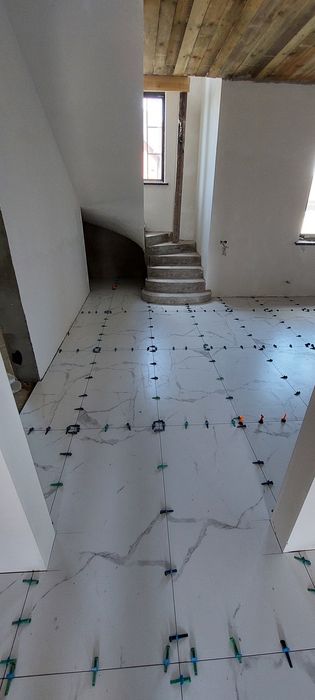 Виконуємо плиточні роботи...