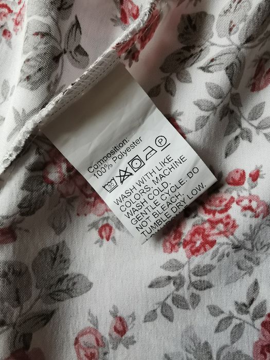 Biała sukienka w czerwone róże długi rękaw
