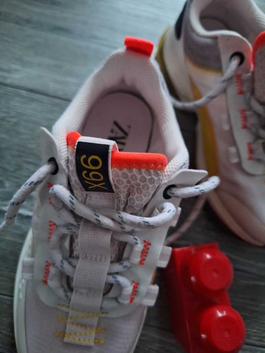 buty sportowe: dzieci, Zara: skóra i materiał, viralowe kolory