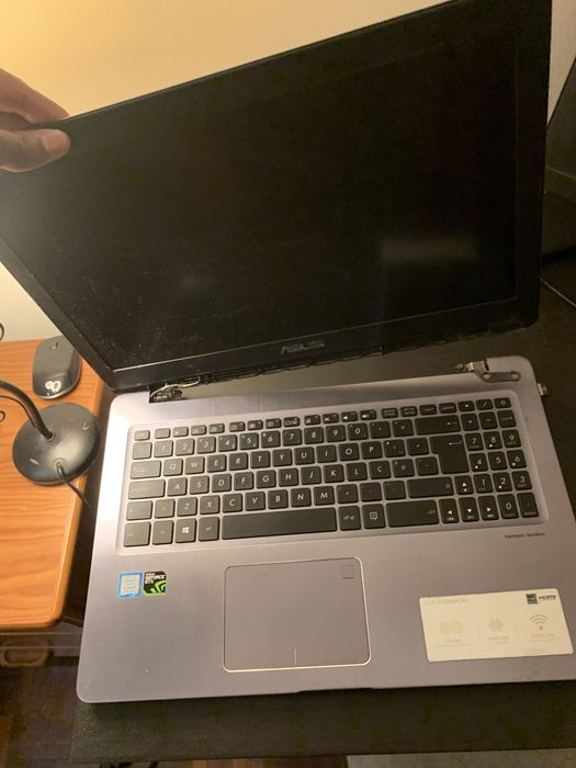 Portátil ASUS danificado