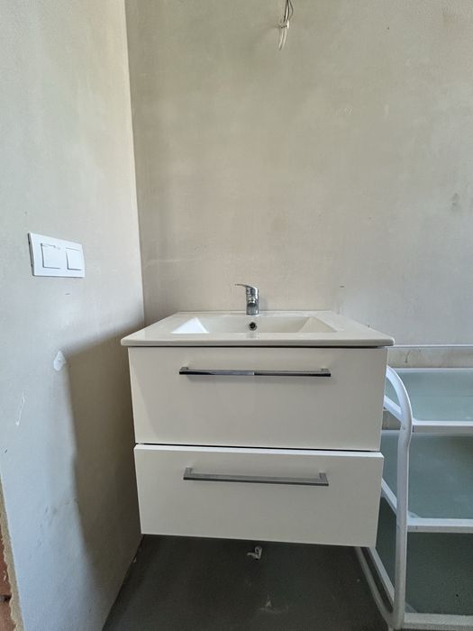 Szafka z umywalką z baterią 62x43