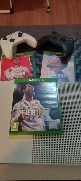 Xbox One S 500 GB com jogos e comandos