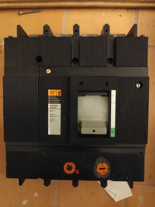 Dijuntores/Diferenciais, Material elétrico, novos/usados, 20 a 630A