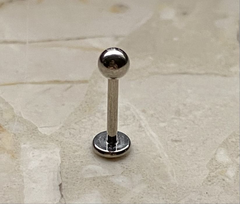 Labret kolczyk 8 mm unisex piercing 16G stal nierdzewna