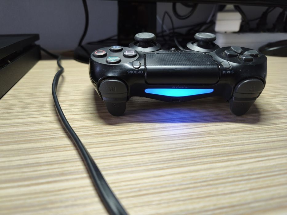 Sony PlayStation 4 Slim + pad + HDMI PS4