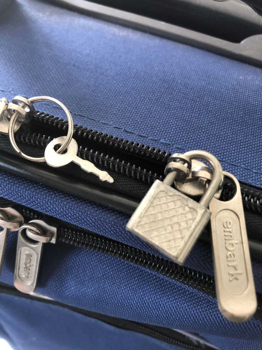 Ciemnoniebieska walizka / torba podróżna na kółkach. Embark.