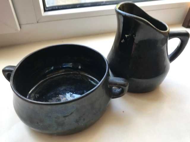 Молочник и сахарница из черной керамики.