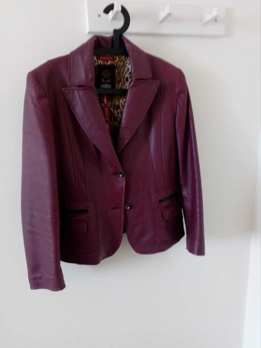 Blusão de pele genuína. Adquirido em fábrica de Marrocos