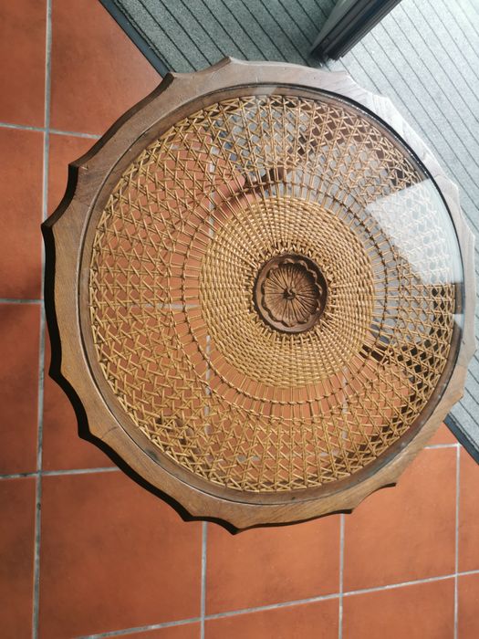 Mesa redonda com tampo em vidro