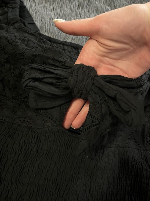 Czarna sukienka krótka z bufiastymi rękawami