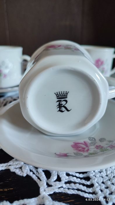 Pięć kompletów z różyczką