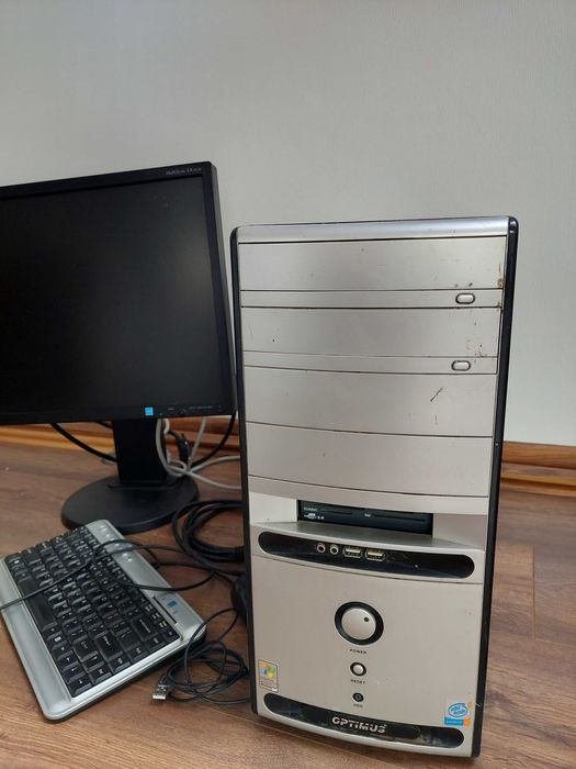 Komputer Intel Core2 Quad Q9300 dysk SSD intel 120GB RAM 8GB monitor