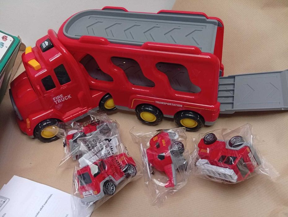 Brinquedo novo e embalado, camião dos bombeiros