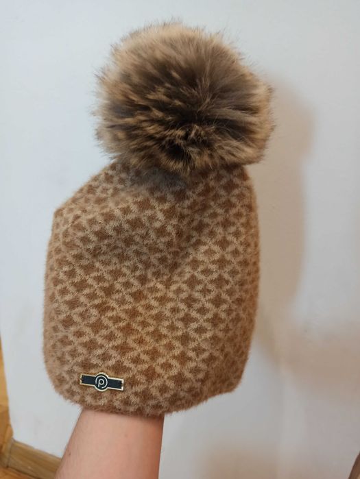 Czapka damska z pomponem