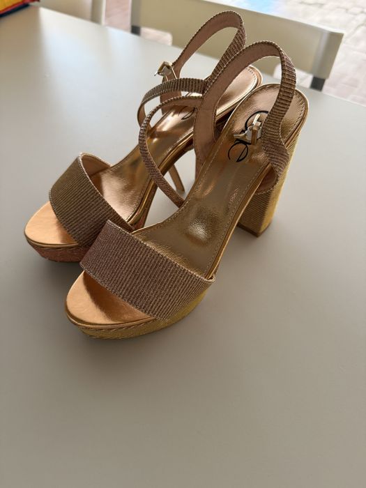 Tenis e sandalias como novos