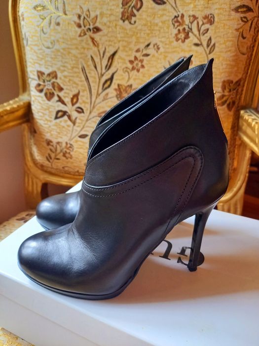 Conhpol czarne botki ze złotym zamkiem skóra naturalna premium r. 35