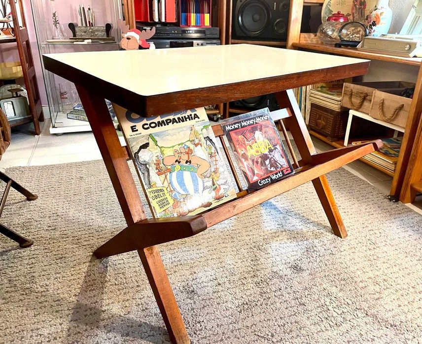 Mesa de apoio com revisteiro integrado, estilo Mid-Century Modern