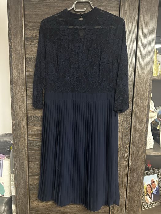 Sukienka  koronkowa plisowana