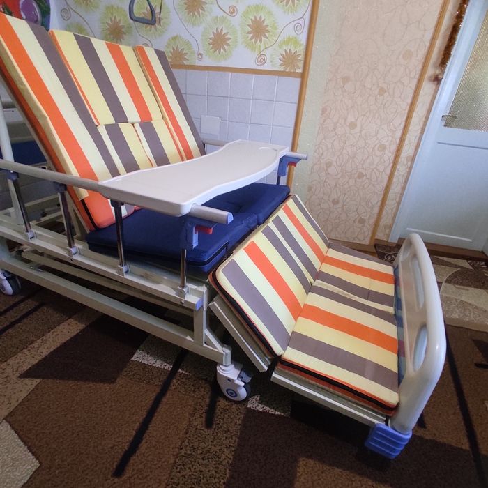 Ліжко для лежачих, механічне з функцією туалету і бокового повороту