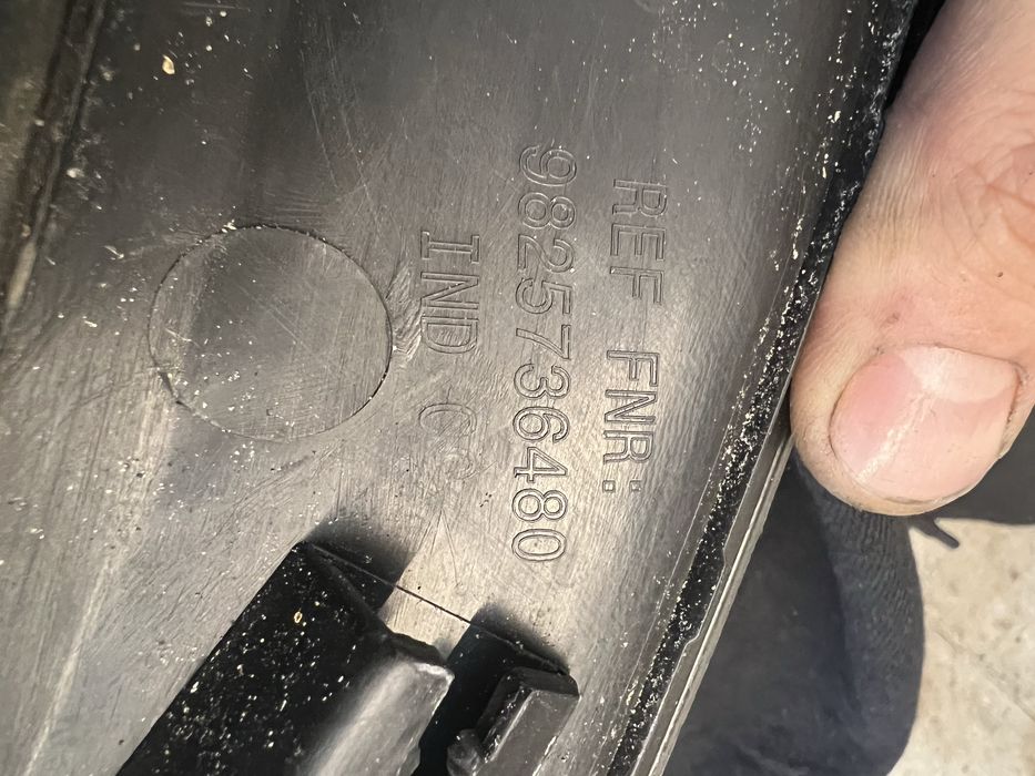 Aba do guarda-lamas dianteiro direito para Peugeot 2008.
