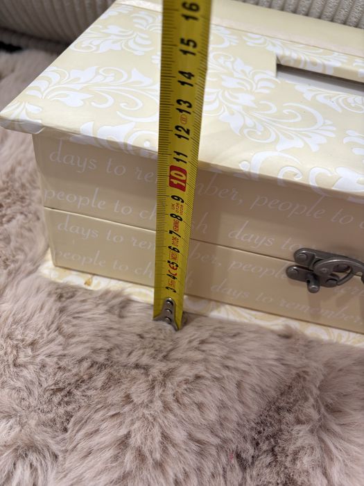 ozdobne pudełko kartonowe żółte