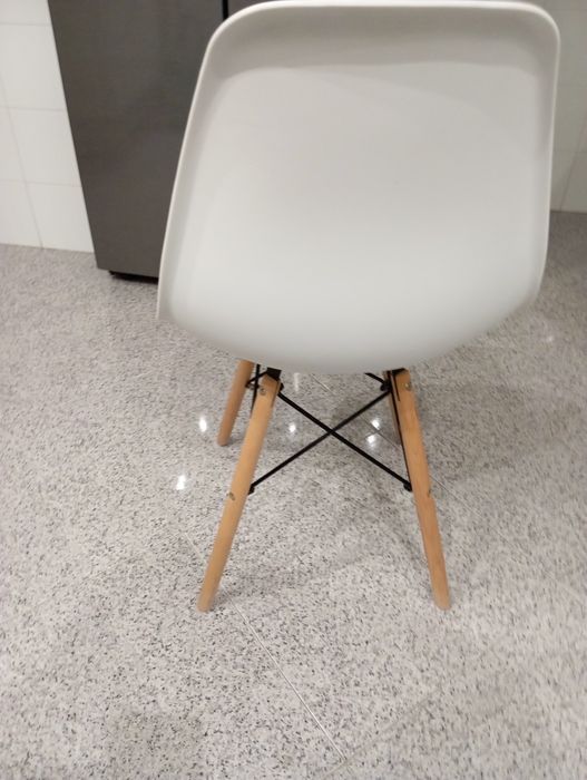 Vendo cadeira branca