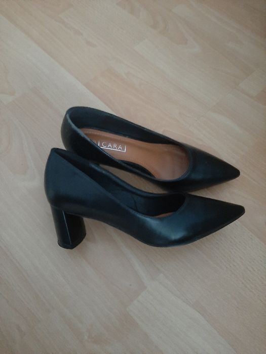 Buty pantofle  na słupku