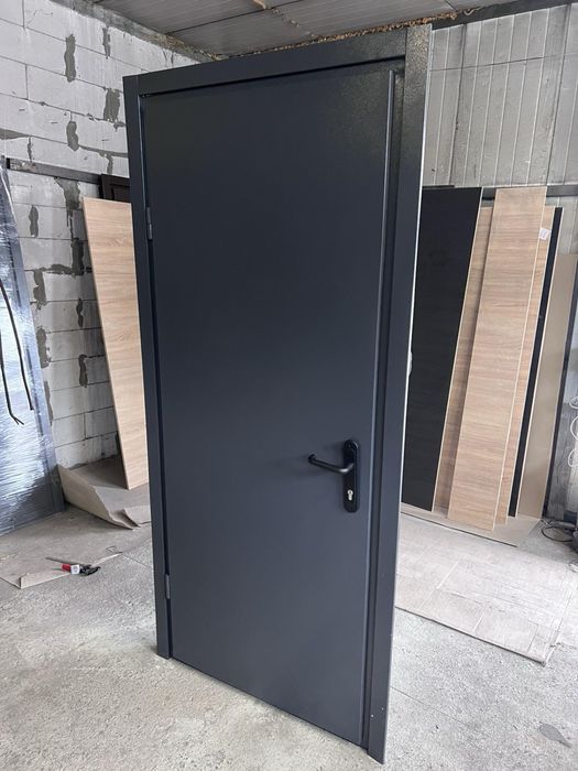 Металеві двері в гараж у хлів сарай будинок тамбурні двері в підʼїзд
