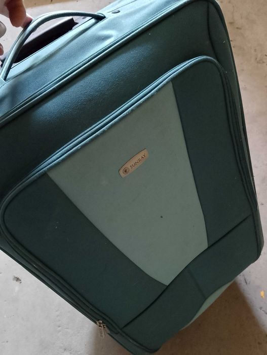 Duża walizka podróżna.